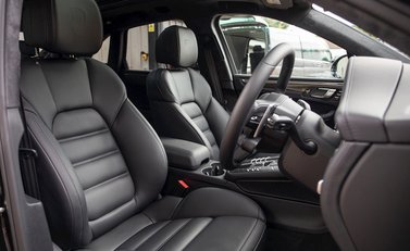 Porsche Macan Turbo 12