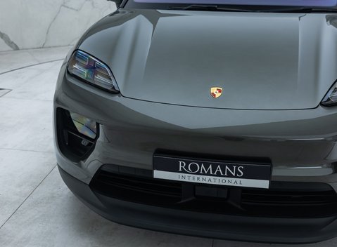 Porsche Macan 4 Electric 32