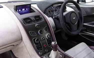 Aston Martin Vantage S V12 9