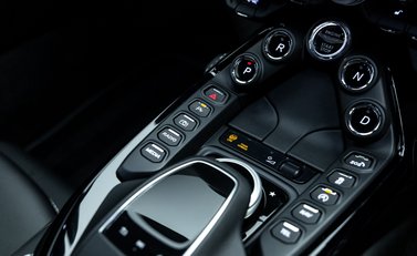 Aston Martin Vantage V8 26
