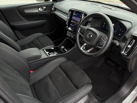 Volvo XC40 2.0 B3 MHEV Plus Dark DCT Auto Euro 6 (s/s) 5dr 11