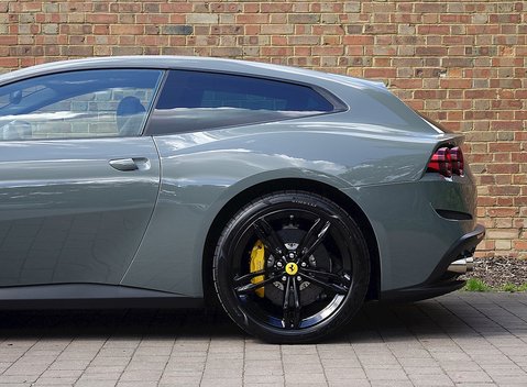 Ferrari GTC4 Lusso 10