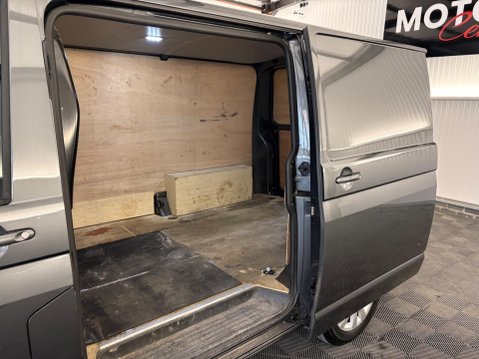 Volkswagen Transporter 2.0 TDI T30 Highline DSG FWD SWB Euro 6 (s/s) 5dr 27