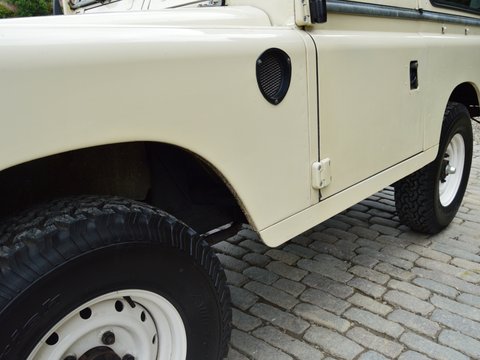 Land Rover 88 Series III SUV 32