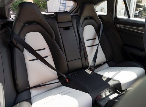 Porsche Panamera Turbo Sport Turismo 13