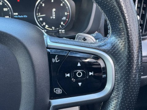 Volvo XC60 2.0 D5 PowerPulse R-Design Auto AWD Euro 6 (s/s) 5dr 33