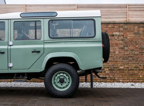 Land Rover Defender 110 Heritage 24