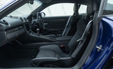 Porsche Cayman GT4 (718) 13