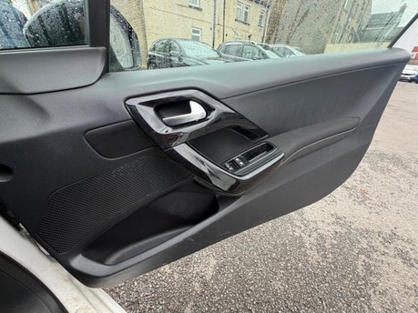 Peugeot 208 PURETECH BLACK EDITION 19