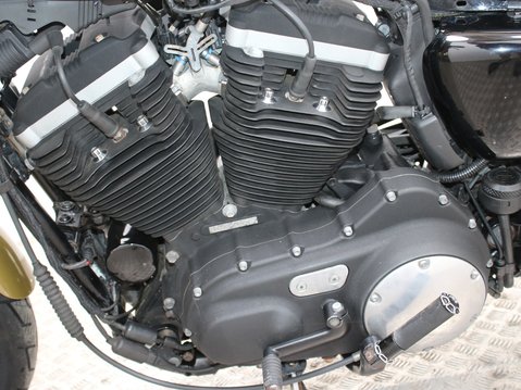 Harley-Davidson Sportster IRON 883 XL N 13 23