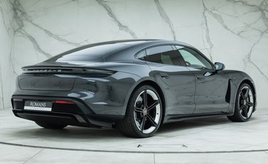 Porsche Taycan TURBO S 6