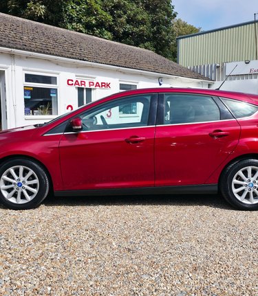 Ford Focus TITANIUM…1 FORMER KEEPER,11 SERVICES,SAT NAV,CLIMATE CONTROL 3