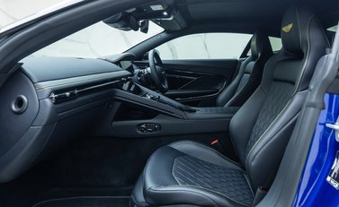 Aston Martin DB12 V8 17