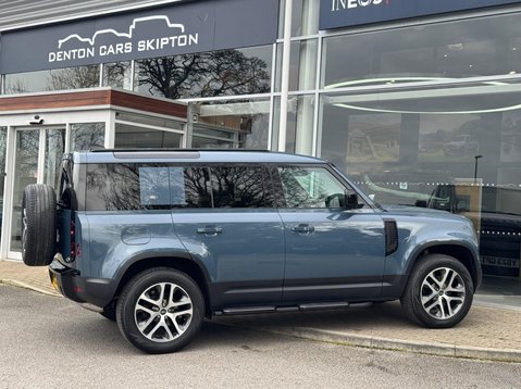 Land Rover Defender SE MHEV 10