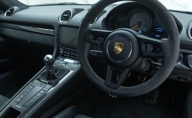 Porsche Cayman GT4 (718) 10