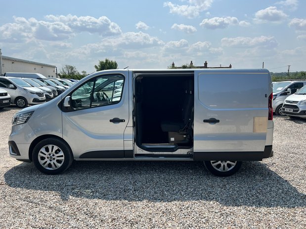 Renault Trafic Crew Cab (SOLD) SWB L1H1 Sport SL28 Air Con Alloys Sensors Tow Bar EURO 6 N 11