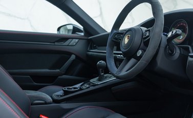 Porsche 911 Carrera GTS (992) 13