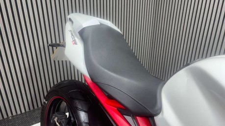 Triumph Street Triple R 2013 13K EXCELLENT CONDITION NEW MOT 675CC TRIPLE 19