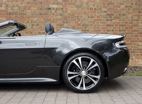 Aston Martin V12 Vantage S Roadster 11