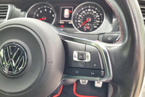 Volkswagen Golf GTI 33