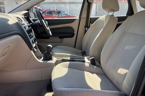 Ford Focus LX 16V.. CREAM UPHOLSTERY.. IDEAL FAMILY CAR.. NEW MOT 7