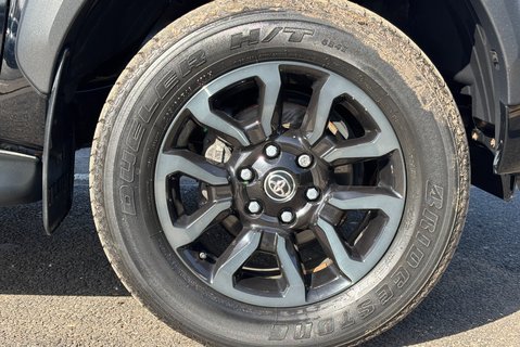 Toyota Hilux Invincible X 4WD 2.8 D-4D Double Cab Pickup - Hardtop Canopy 36