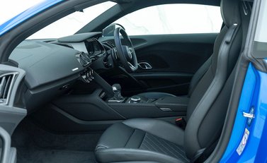 Audi R8 V10 Performance Carbon Black 12