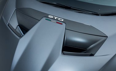 Lamborghini Huracan STO 43