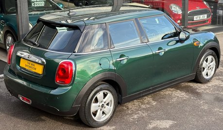 Mini Hatch Cooper 1.5 5 door + VISUAL BOOST + HEATED SEATS + REAR PDC 10
