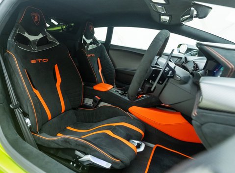 Lamborghini Huracan STO 16