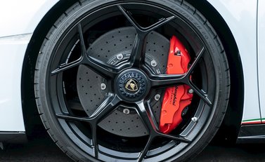 Lamborghini Huracan Spyder LP640-4 Performante 12