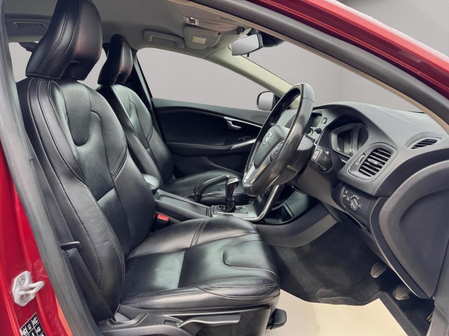 2015 Volvo V40 — image 3