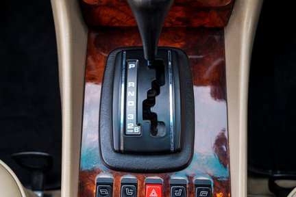 Mercedes-Benz SL Series 380 SL 22