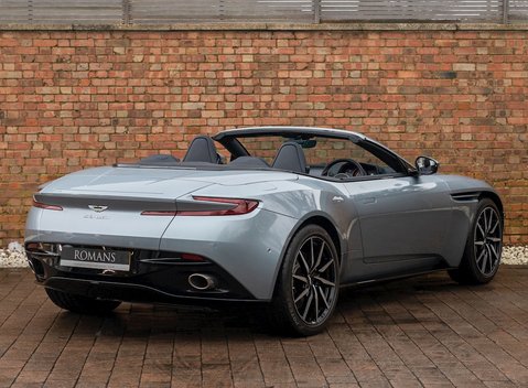 Aston Martin DB11 Volante 7