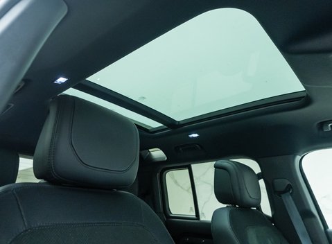 Land Rover Defender 110 V8 Bond Edition 16