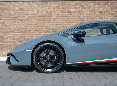 Lamborghini Huracan LP640-4 Performante 27
