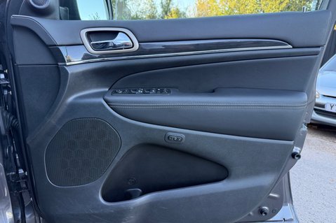 Jeep Grand Cherokee V6 CRD OVERLAND -2 OWNERS -8 SERVICES -PAN ROOF - HUGE SPEC 37