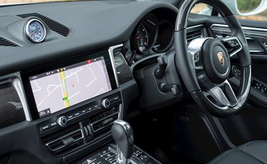 Porsche Macan Turbo 16