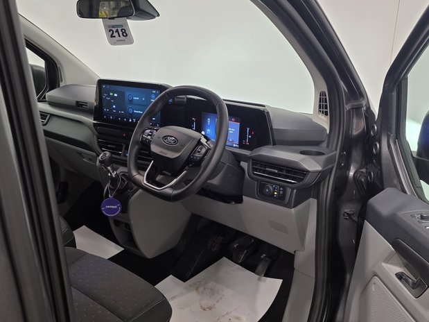 Ford Tourneo Custom Tourneo Custom 320 L2 Diesel FWD 2.0 EcoBlue 136ps H1 Titanium 9 Seater 20