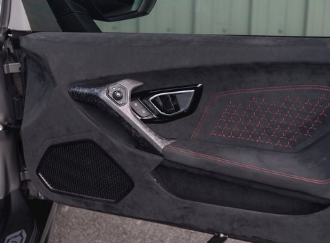 Lamborghini Huracan LP640-4 Performante 18