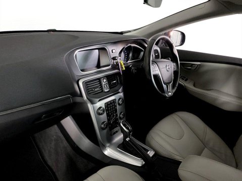 Volvo V40 1.5 T3 GPF Inscription Hatchback 5dr Petrol Auto Euro 6 (s/s) (152 ps) Air 14