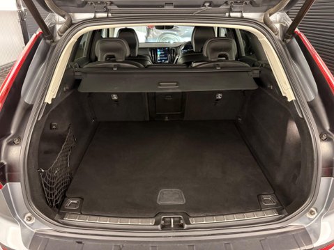 Volvo XC60 2.0 B4 MHEV Momentum Pro Auto AWD Euro 6 (s/s) 5dr 33