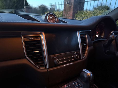 Porsche Macan 2.0 Macan Semi-Auto 4WD 5dr 37