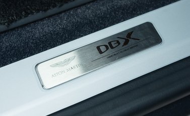 Aston Martin DBX 707 26