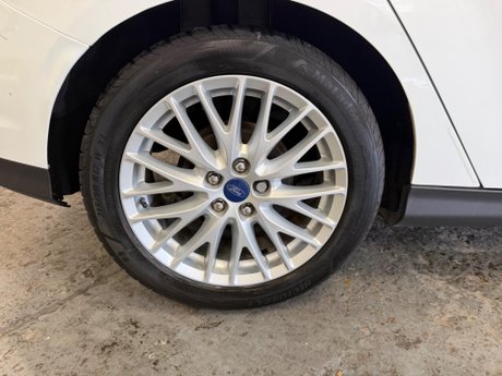 Ford Focus 1.0T EcoBoost Zetec Navigator Euro 5 (s/s) 5dr 25