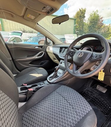 Vauxhall Astra DESIGN S/S.. AUTOMATIC.. 5 SERVICES.. BLUETOOTH.. DAB.. CRUISE CONTROL..A/C 3