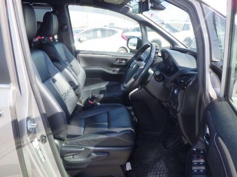 Toyota Esquire Hybrid 6