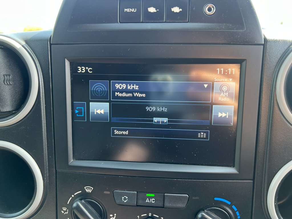 2017 Peugeot PartnerSWB L1H1 Low Roof Professional Air Con EURO 6 NO V — thumbnail 33 of 51