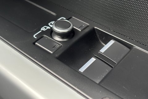 Land Rover Defender 90 D200 Hard Top MHEV 36