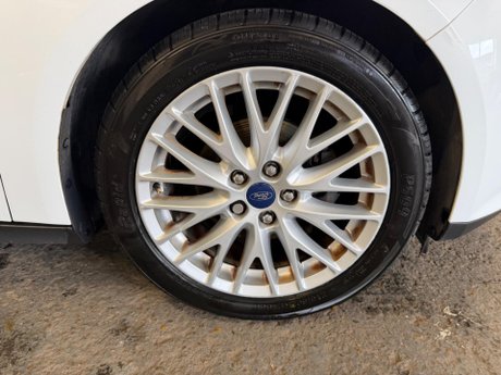 Ford Focus 1.0T EcoBoost Zetec Navigator Euro 5 (s/s) 5dr 21